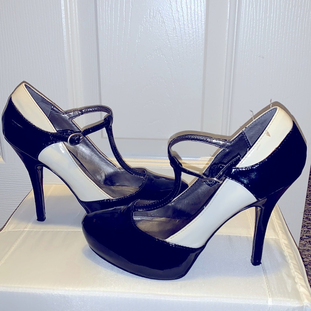 Guess black and white pumps! Vintage looks sexy and sophisticated.